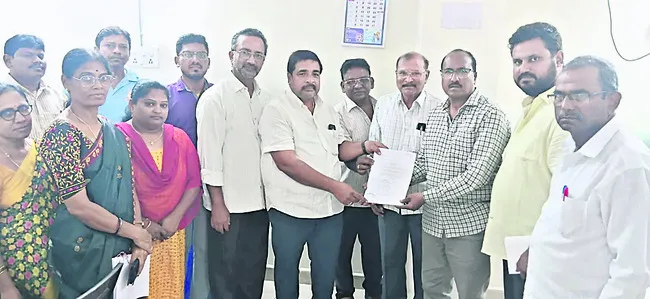 మూడేళ్ల నుంచి బిల్లులివ్వరా.. 