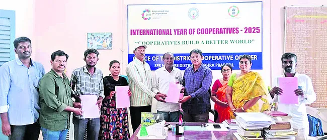పేదల కోసం  సహకార సంఘాలు
