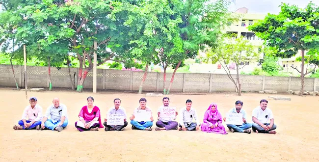 వేతనాల్లో కోత  విధించడం తగదు 
