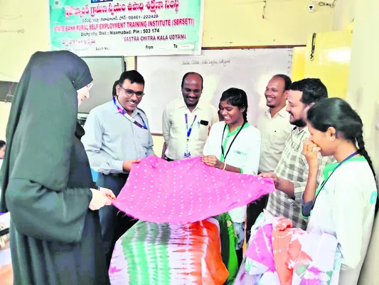 శిక్షణ పూర్తి చేసుకొని స్వయం ఉపాధి పొందాలి