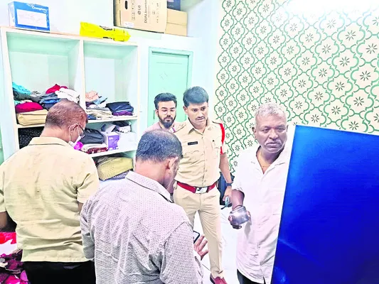 కిటికీ చువ్వలు తొలగించి దొంగతనం