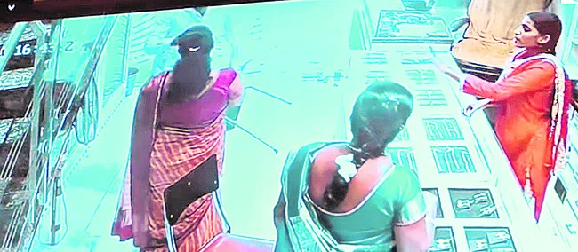 మహిళా దొంగలు  పట్టివేత 
