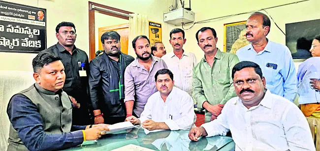 జిల్లా అభివృద్ధికి సమన్వయంతో పని చేయాలి