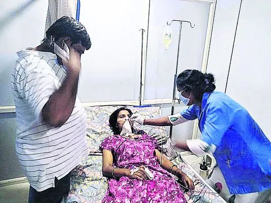 పోలీసుస్టేషన్‌ ఎదుట వివాహిత ఆత్మహత్యాయత్నం 