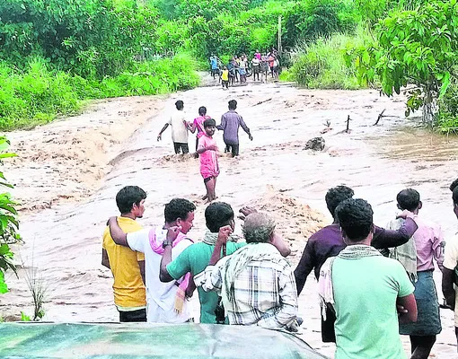 రాకపోకలు ఆపిన అడారుగెడ్డ