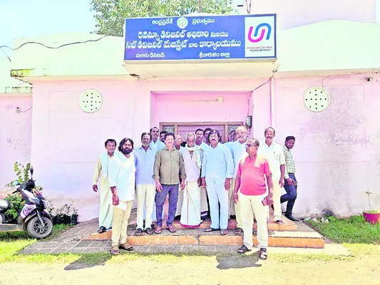 ● కుట్రను పసిగట్టారు.. అక్రమార్కుల పనిపట్టారు 