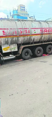 లారీ డ్రైవర్ నిర్లక్ష్యంతో మహిళ మృతి
