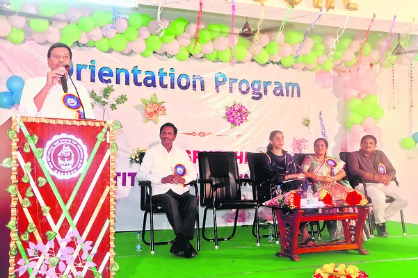 జ్ఞానమే ఆయుధం కావాలి