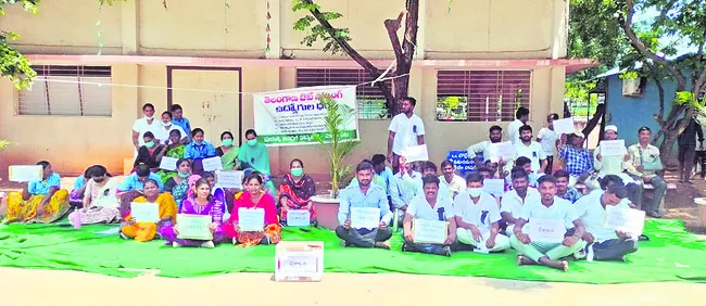 అవుట్సోర్సింగ్ ఉద్యోగులకు పెండింగ్ వేతనాలు ఇవ్వాలి