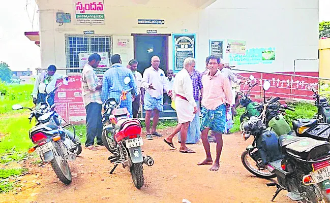 టీడీపీ గ్రూపు విభేదాలతో నిలిచిన యూరియా పంపిణీ 