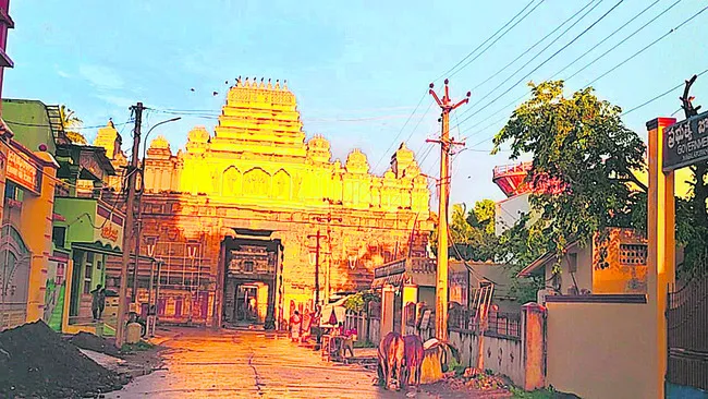 ● స్వర్ణకాంతుల్లో కోవెల