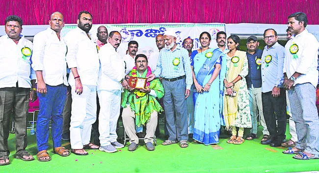 విద్యార్థులను ఉత్తములుగా తీర్చాలి
