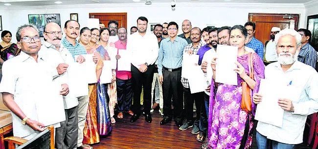 21 మందికి సీనియర్‌ అసిస్టెంట్లగా పదోన్నతి