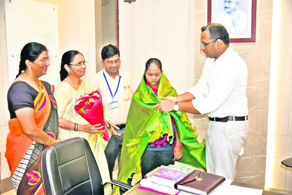 కరుణకుమారికి కలెక్టర్‌ అభినందన 