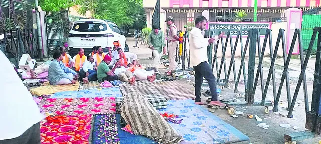 మమ్మల్ని ఎవడ్రా ఆపేది..! 