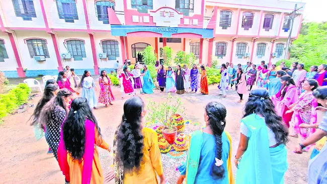 తెలంగాణ సంస్కృతికి ప్రతీక బతుకమ్మ