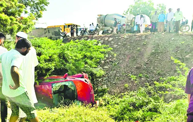 టైరు పేలి కారు బోల్తా 