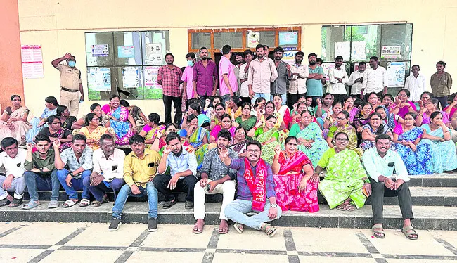 వేతనాలు చెల్లించాలని నిరసన
