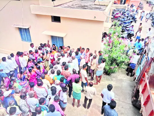 పనులొదిలి.. బారులుదీరి