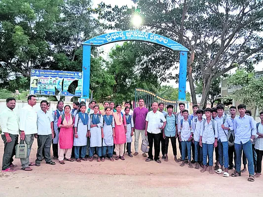బస్సుల కోసం విద్యార్థులు, అధ్యాపకులు నిరీక్షణ