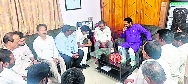 కన్నబాబుకు మాజీ స్పీకర్‌ తమ్మినేని పరామర్శ 