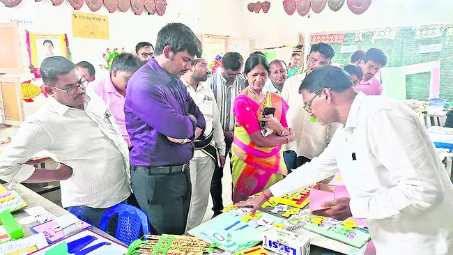 స్వయం ఉపాఽఽధి వైపు మొగ్గు చూపాలి