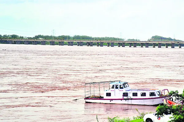 గోదావరి తగ్గుముఖం