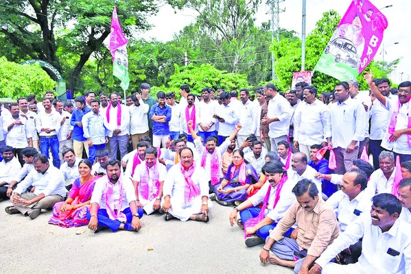 ప్రజల దృష్టి మళ్లించేందుకే కుట్రలు