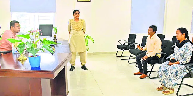 ప్రతీ ఫిర్యాదుకు ప్రాధాన్యం ఇవ్వాలి