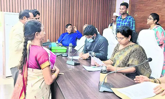 అర్జీల పరిష్కారంలో చొరవ చూపాలి