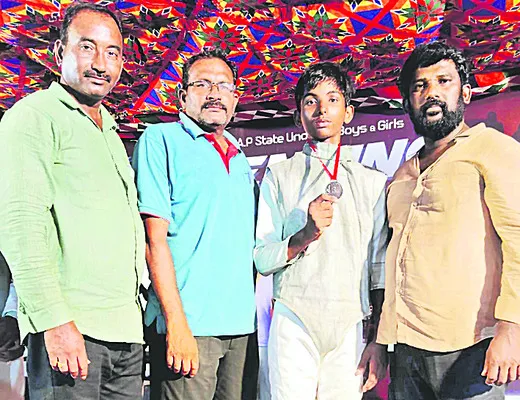 రాష్ట్రస్థాయి ఫెన్సింగ్లో పందిళ్లపల్లి విద్యార్థి ప్రత