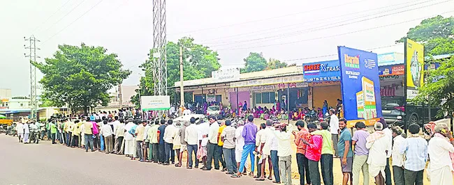 తప్పని తిప్పలు యూరియా కోసం అవే పాట్లు