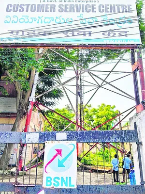 సెల్‌ఫోన్‌ టవర్‌ ఎక్కి ఆత్మహత్యాయత్నం 