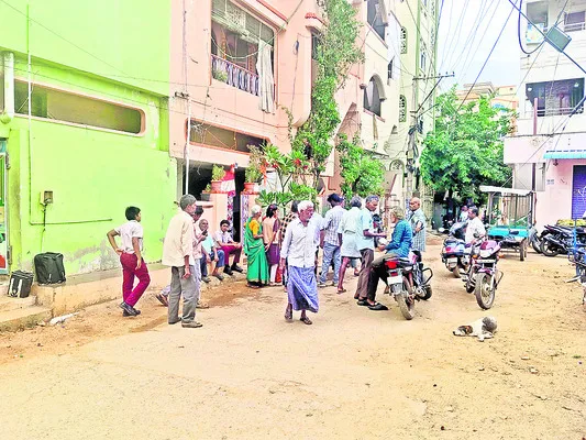 సర్వర్‌ పని చేయక పింఛను లబ్ధిదారుల ఇక్కట్లు