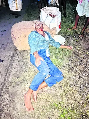 ఆగి ఉన్న లారీని ఢీ కొన్న ఆటో