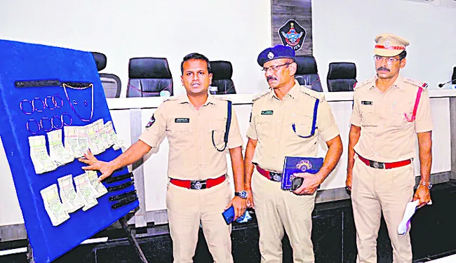 అంతర్ జిల్లాల దొంగలు అరెస్టు