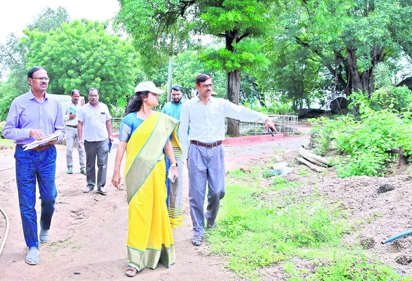 యూజీడీపై కమిషనర్ సమీక్ష