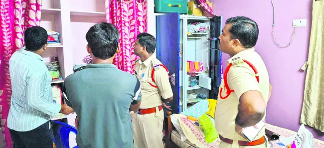 బంగారం, నగదు చోరీ