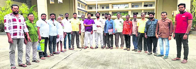 చేపలు పట్టుకోనివ్వడం లేదు