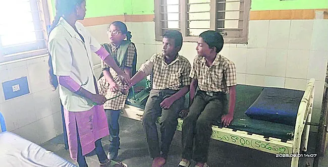 మధ్యాహ్న భోజనం తిని విద్యార్థులకు అస్వస్థత