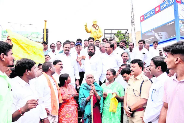 మళ్లీ రోడ్డెక్కిన రైతులు