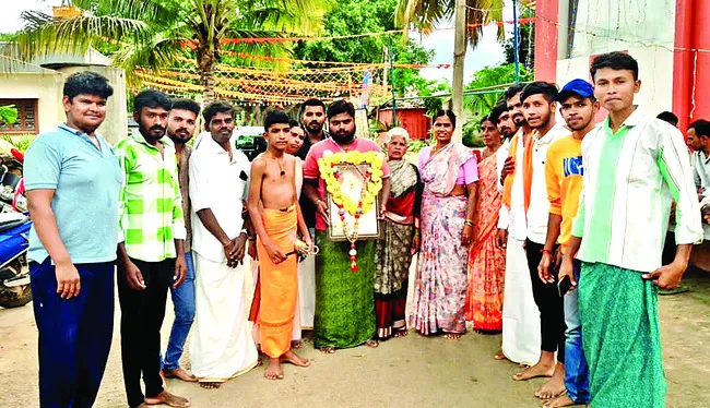 బంతి పూలహారం  @ రూ.71,000 