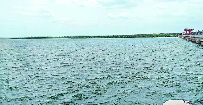 మంత్రి ఎదుటే తమ్ముళ్ల బాహాబాహి