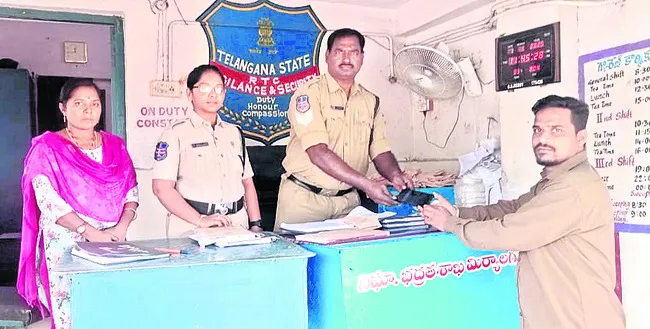సెల్ఫోన్ వదిలితేనే సీ్టరింగ్