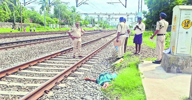 వందే భారత్ ఢీకొని వృద్ధురాలి మృతి