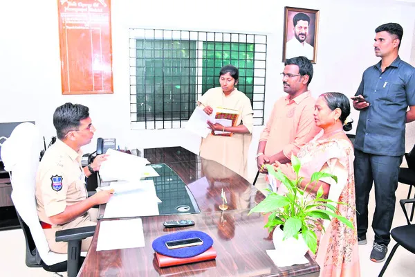 సంప్రదాయ పద్ధతిలో పండుగలు జరుపుకోవాలి