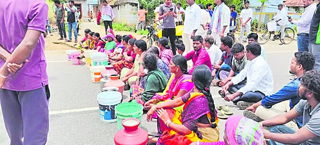ఖాళీ బిందెలతో నిరసన