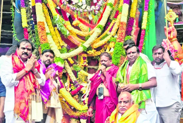 ఖైరతాబాద్ గణేశ్ను దర్శించుకున్న ధన్పాల్