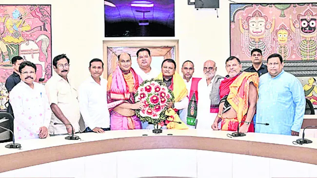 సీఎంను కలిసిన శ్రీ మందిరం కొత్త పాలక మండలి సభ్యులు 