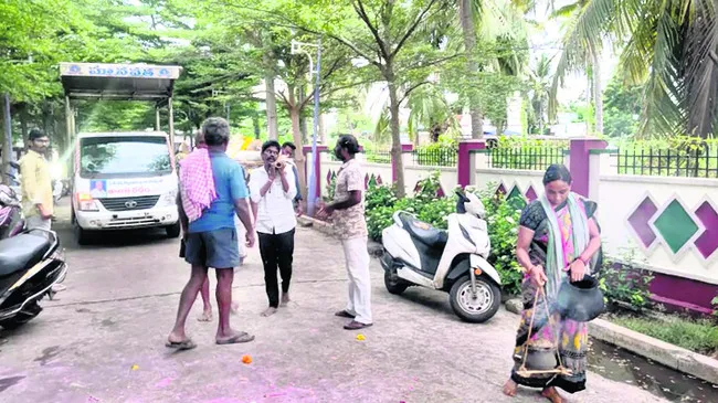 తండ్రికి తలకొరివి పెట్టిన తనయ